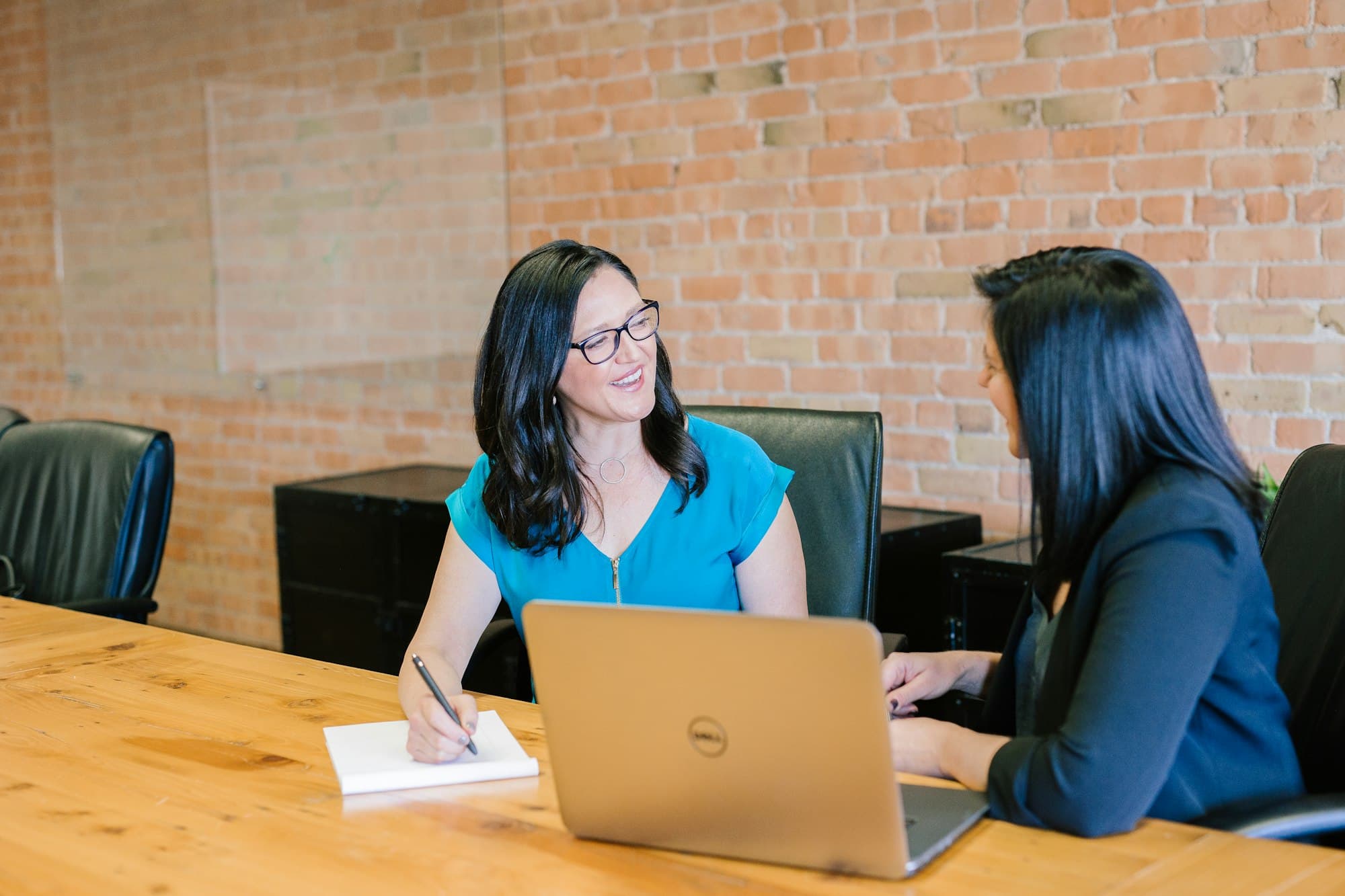 CAF UNAS advisor helping a client at her desk