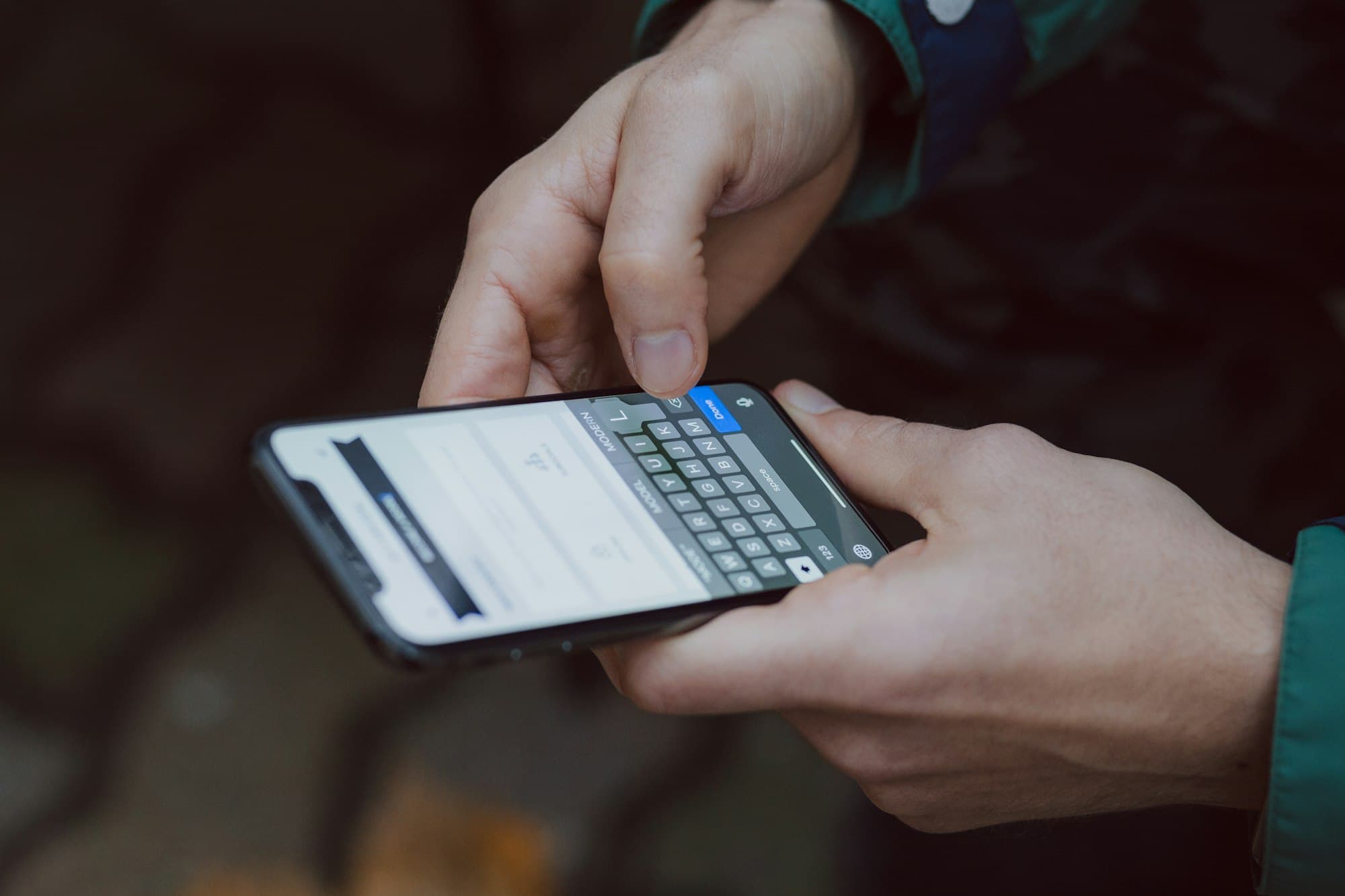 Mani che usano lo smartphone per accedere ai servizi digitali