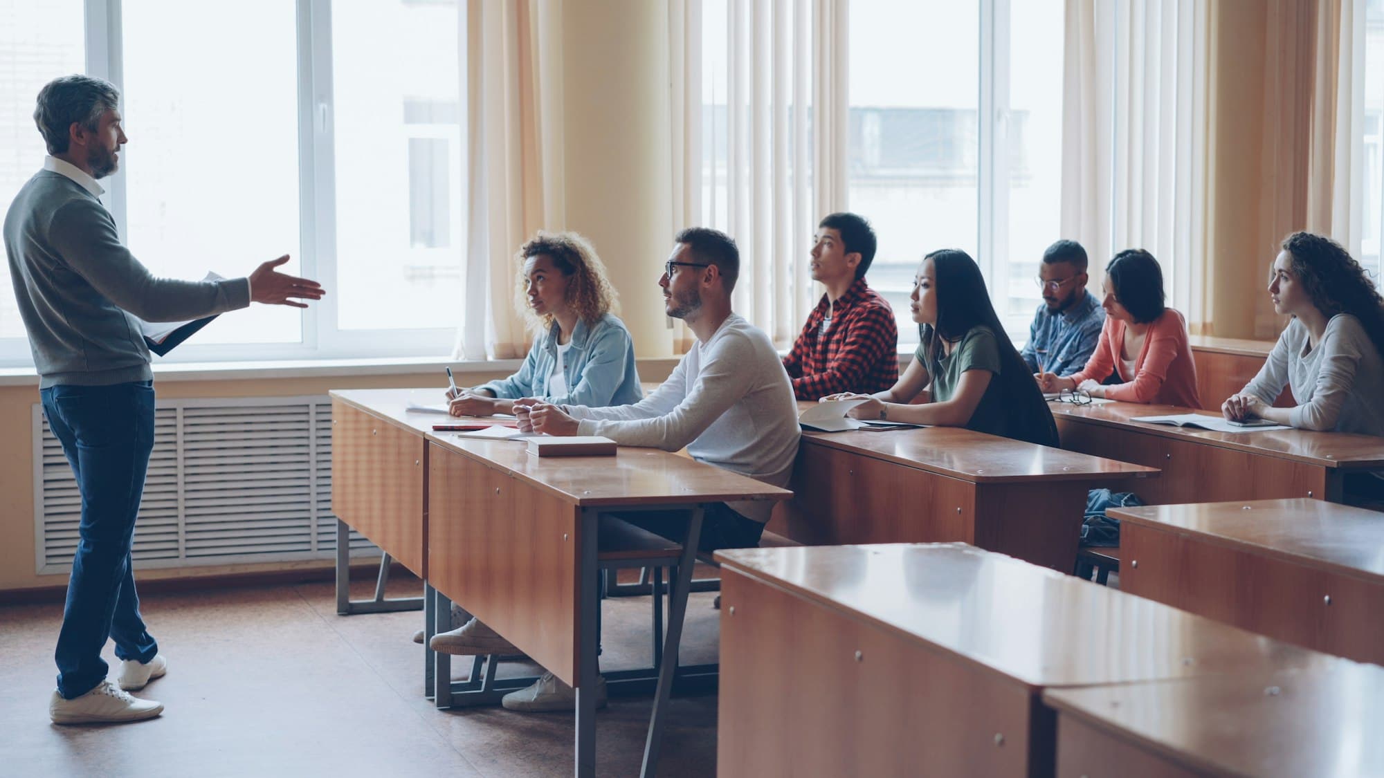 Lezione in aula con un gruppo di studenti adulti